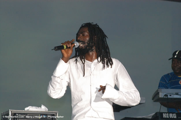 Buju Banton - Red Stripe Reggae Sumfest 2006 - The Summit - Jamaica's Greatest, The World's Best - Saturday, July 22, 2006 - Montego Bay, Jamaica - Negril Travel Guide, Negril Jamaica WI - http://www.negriltravelguide.com - info@negriltravelguide.com...!