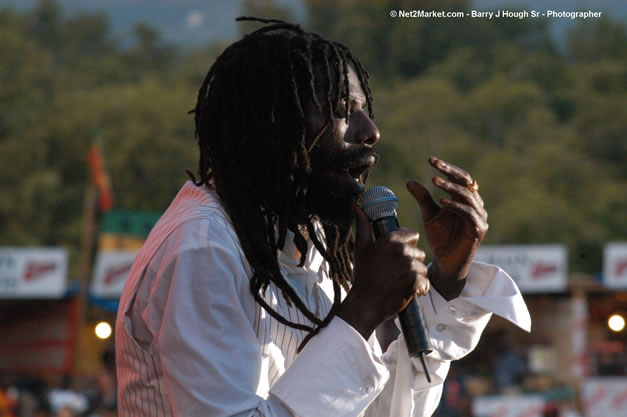 Buju Banton - Red Stripe Reggae Sumfest 2006 - The Summit - Jamaica's Greatest, The World's Best - Saturday, July 22, 2006 - Montego Bay, Jamaica - Negril Travel Guide, Negril Jamaica WI - http://www.negriltravelguide.com - info@negriltravelguide.com...!