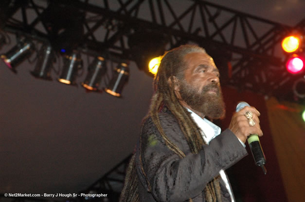 John Holt Recipient of Reggae Sumfest Lifetime Award - Ignition - The Internation Fire Blazes - Friday, July 21, 2006 - Montego Bay, Jamaica - Negril Travel Guide, Negril Jamaica WI - http://www.negriltravelguide.com - info@negriltravelguide.com...!