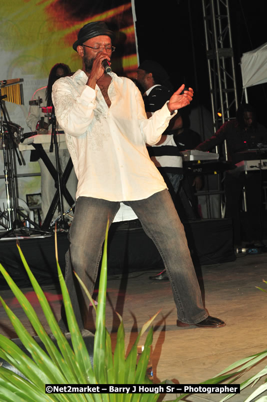 Beres Hammond @ Unite The People An International Reggae Fest, Featuring: Beres Hammond, Coco T, Queen Ifrica, Khalil, Cameal Davis, Iley Dread, Rochelle, Geoffrey Star, Ras Penco, Kool DeLoy, Otis Gayle, J.McKay, Tiney Winey, Venue at Norman Manley Boulevard, Negril, Westmoreland, Jamaica - Saturday, April 4, 2009 - Photographs by Net2Market.com - Barry J. Hough Sr, Photographer/Photojournalist - Negril Travel Guide, Negril Jamaica WI - http://www.negriltravelguide.com - info@negriltravelguide.com...!